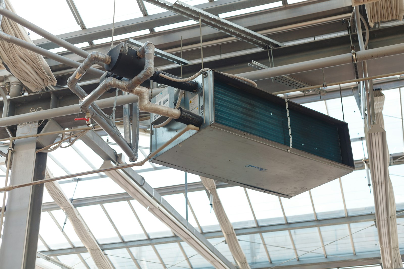 Ceiling air unit under a glass roof